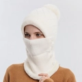 Cappuccio in maglia beige invernale con morbida fodera in pile e chiusura con bottone - Bianco