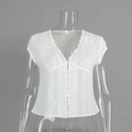 Detail der weißen V-Ausschnitt Bluse mit Spitzenbesatz, Textur und Stoffknöpfen - S / Weiß