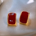 Eleganti orecchini a bottone quadrati placcati in oro con smalto rosso scuro su seta champagne - Oro-Rosso