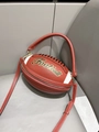 Detalle de bolso con forma de rugby marrón rojizo con rayas blancas y cremallera - Textura de Cuero PU / Marrón