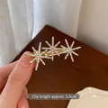 Elegante gouden haarklem van 5,5 cm met drie sterontwerpen bezet met heldere strassteentjes - Stervormige eendensnavelklem / Enkel Stuk / Goud