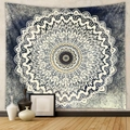 Detalle de tapiz mandala azul en pared clara con decoraciones cerámicas y suelo de madera - 73X95CM / Tela Cepillada