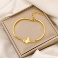 Bracelet papillon doré élégant avec pendentif sur soie blanche dans un coffret cadeau - Bracelet papillon doré / Or