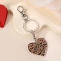 Llavero chic de acrílico en forma de corazón con estampado de leopardo y aro de metal - Corazón de Leopardo Marrón