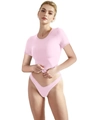 Vue détaillée d'un t-shirt rose ajusté à manches courtes et string assorti sur modèle - S / Rose