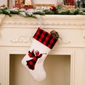Weißer gesteppter Weihnachtsstrumpf mit rot-schwarz kariertem Engel-Dekor am Kamin - Weißer Engel-Stil mit rot-schwarzem Gitter-Aufschlag