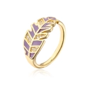 Makroaufnahme des Goldblattrings mit lila Emaille-Inlay und funkelnden Zirkonsteinen - Lila Blatt (13006) / Gold + Lila