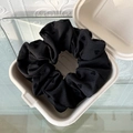 Coletero negro con sutiles motivos de corazones en caja de regalo minimalista - Negro Corazón Extragrande