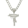 Dettaglio di una collana con ciondolo a forma di pistola argento con strass lucidi - Pendaglio a Pistola d'Argento con Catena Cubana da 50 cm
