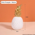 Moderna statuetta di ananas in resina bianca con foglie dorate, decoro alto 18cm - Medio / Bianco