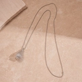 Detail van de zilveren waterdruppel hanger met roostertextuur aan een ball chain ketting - Zilver