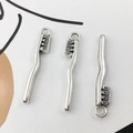 Drei silberfarbene Zahnbürsten-Anhänger aus Metalllegierung für DIY-Schmuck und Basteln - Zahnbürste (5x29mm)
