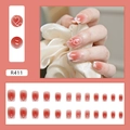 Unghie finte con sfumatura blush rossa, motivi a cuore bianchi e punte in stile francese - Blush a Cuore (R411)
