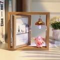 Cadre photo rotatif 6 pouces en bois avec figurine cochon rose et lampe décorative - Cochon à Couronne / 6 Pouces