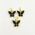 Vue détaillée de trois pendentifs papillon dorés avec zircons noirs micro-incrustés - Pendentif uniquement / Noir