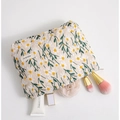 Beauty case in tela beige con ricamo a margherita bianca ed etichetta del marchio - Bianco Grande
