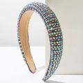 Détail d'un serre-tête large en éponge orné de strass colorés et de perles dorées - Gris foncé
