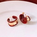 Dettaglio di orecchini a C placcati in oro 18k con smalto bordeaux su un piatto di ceramica - Cerchio - Oro e Rosso