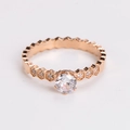 Detail der roségoldenen Wabenring mit zentralem Rundstein und Pavé-Diamanten - US 5 / Roségold