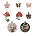 Bunte Emaille-Anhänger mit Schmetterlingen und Blumen auf goldenem Metall für DIY-Schmuck - 8-teiliges Schmetterling Pilz Blumen Set