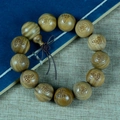 Geschnitztes grünes Sandelholz-Armband mit Buddha-Motiv und feiner Goldseidentextur - Guanyin Buddha / 18mm x 13 Stk