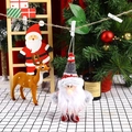 Dettaglio di Babbo Natale in peluche con cappello grigio in maglia e barba bianca sull'albero - Ciondolo Babbo Natale Rosso