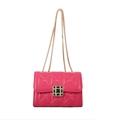 Elegante bolso bandolera de cuero fucsia acolchado con motivos de corazones y cadena oro - 19.5x13.5x7.5cm / Rosa Rojo