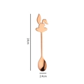 Dettaglio del cucchiaino da caffè a forma di coniglio oro rosa con dimensioni 14cm e 2,4cm - Oro rosa