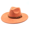 Detalle de sombrero fedora de ante naranja con banda de cuero marrón y hebilla de oro - M (56-59cm) / Naranja Gamuza