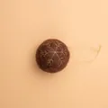Braune Weihnachtskugel aus Wollfilz mit goldbestickter Schneeflocke und Aufhängeschnur - Kaffeebraun
