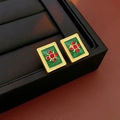 Detail van vintage gouden oorbellen met groen email en rode edelsteen bloemmotieven - 66# Oorbellen - Goud - Groen - Rood