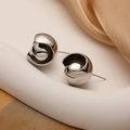 Pendientes de botón esféricos geométricos plateados sobre un fondo elegante - Pendientes de botón de esfera irregular plateados (44688)