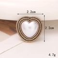 Vista macro di charm per scarpe a cuore con perla, bordo dorato e misure di 2,2 cm - Stile Fibbia per Scarpe Trasparente / Stile Cuore Perla (C451)