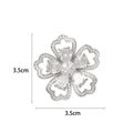Funkelnde Zirkonia Blumenbrosche in Silberoptik mit Maßen von 3,5 cm mal 3,5 cm - Zirkon Blumen Stil / Silber Blumen Brosche