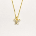 Gros plan du pendentif papillon doré serti de zircons sur une chaîne en or élégante - Collier Avec Pendentif / Blanc