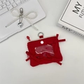 Detail der roten Kartenhülle aus Stoff mit PVC-Fenster und drei Schleifenverzierungen - Weinrot (Ohne Ornamente)