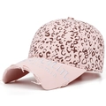 Dettaglio del ricamo e del bordo rosa consumato sul cappellino da baseball leopardato moda - Rosa