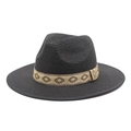 Nahaufnahme eines dunklen Fedora-Hutes mit dekorativem Band und ethnischem Rautenmuster - M (56-58cm) / Schwarz
