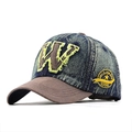Vintage denim baseballpet met W-patch, franjedetails en bruine rand op witte achtergrond - Legergroen