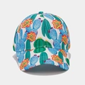 Detailopname van de tropische cactusprint op witte stof en de precieze stiksels van de pet - Verstelbaar / Grote Cactus Wit