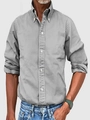 Détail du col boutonné d'une chemise grise et de la texture du tissu sur modèle - S / Hauts / Gris