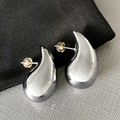 Macro view of polished silver teardrop earrings with organic curved design - Large (4.3*2.4) / Silver