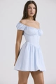 Détail d'une robe d'été bleu clair avec manches bouffantes et boutons à la taille - S / Bleu clair