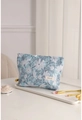 Neceser de jacquard floral azul claro con pinceles en una bandeja elegante y flores - Floral Azul Blanco