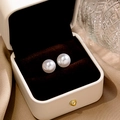 Eleganti orecchini a perno tondi geometrici in una scatola regalo di lusso su sfondo satinato - Piccolo 12mm / Bianco latte