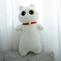Détail d'un long coussin chat blanc en peluche avec yeux brodés et collier à clochette - 65cm / Chat Blanc aux Yeux Vairons