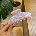 Detail of large acetate hair claw clip featuring pink and blue marble pattern texture - Large / Marshmallow