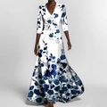 Detailansicht des V-Ausschnitts und blauen Blumenmusters auf weißem Satinkleid - 3XL / Weiß Blau Botanischer Druck