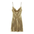 Detalle del vestido dorado metalizado con cuello desbocado y tirantes finos - Dorado