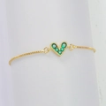 Bracciale a cuore dorato regolabile con cinque pietre di zircone verde su sfondo bianco - Verde